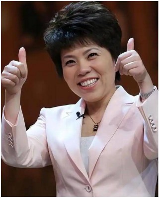 邓亚萍跪着加入外国国籍照片的简单介绍