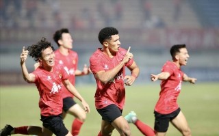 广州队5分钟失2球(前12轮的比赛,广州队取得5胜7负的成绩)，广州队遭遇打击，比赛前12轮取得5胜7负，5分钟内连失两球，广州队遭遇打击，前12轮取得5胜7负成绩，比赛关键时刻连失两球