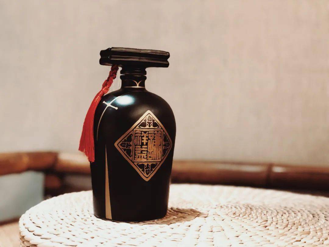 白酒谦(白酒谦酱价格)，白酒谦酱价格揭秘，白酒谦酱价格揭秘，一文了解白酒谦酱价格  第1张