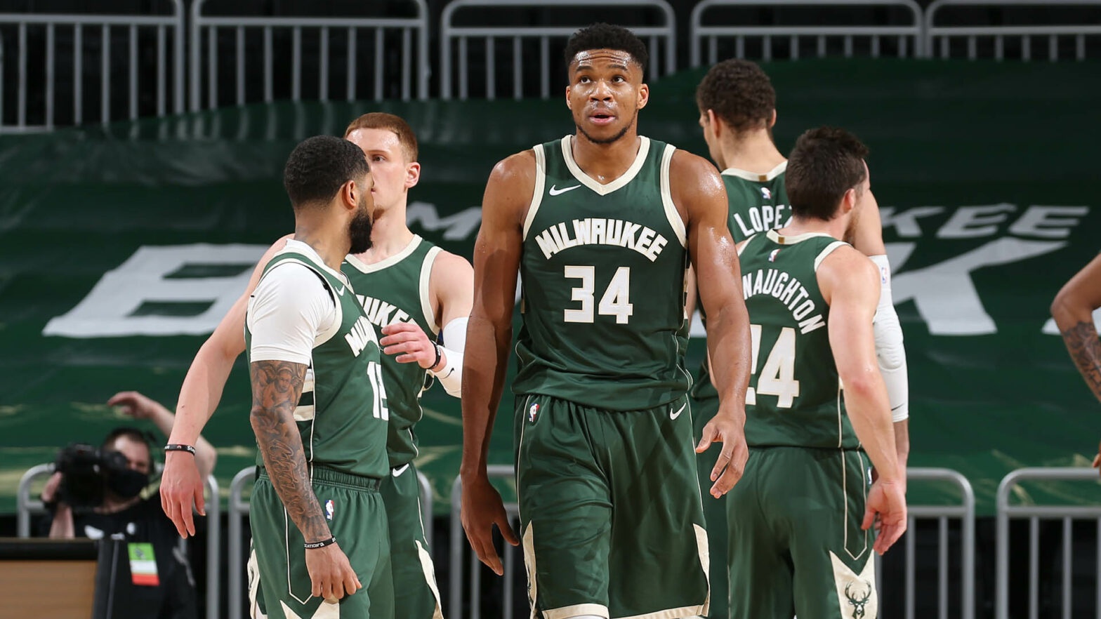 nba季后赛热火vs雄鹿直播(nba季后赛热火vs雄鹿直播视频)  第1张